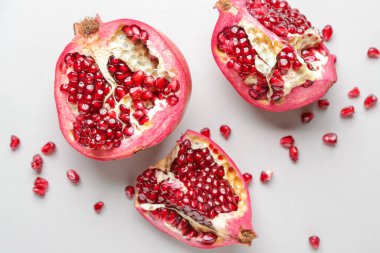 Beyaz zemin üzerinde olgun sulu nar