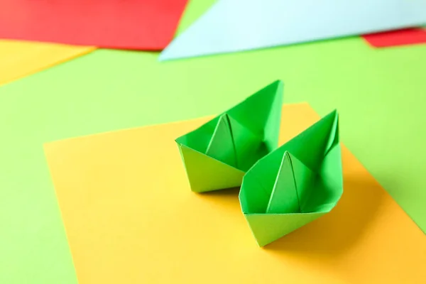 Origami βάρκες στο χρώμα φόντου — Φωτογραφία Αρχείου