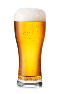 Beyaz arka planda bir bardak taze bira.