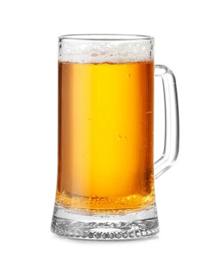 Beyaz arka planda bir bardak taze bira.