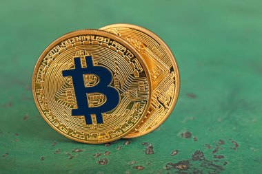 Renk arkaplanında iki bitcoin