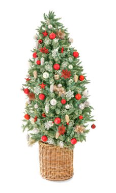Beyaz arka planda güzel dekore edilmiş Noel ağacı