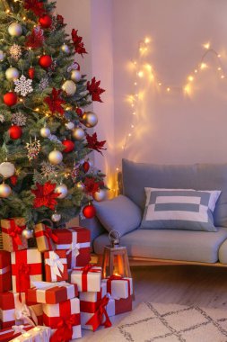 Akşamları süslü Noel ağacı olan bir oda.