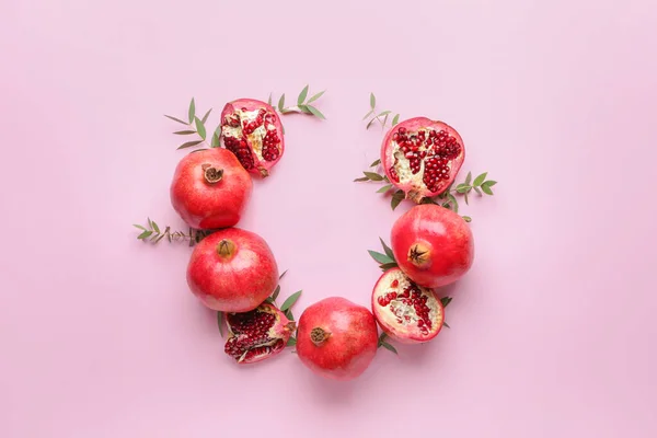 Composition with ripe juicy pomegranates on color background — Stock Photo, Image