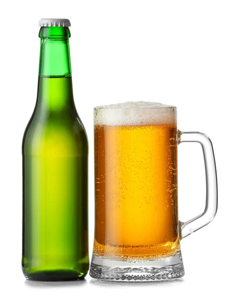 Flaska och mugg med färsk öl på vit bakgrund — Stockfoto