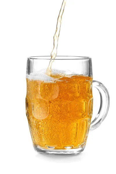 Despejo de cerveja fresca em caneca sobre fundo branco — Fotografia de Stock