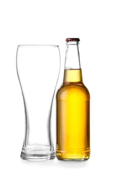 Μπουκάλι με φρέσκια μπύρα και άδειο ποτήρι σε λευκό φόντο — Φωτογραφία Αρχείου