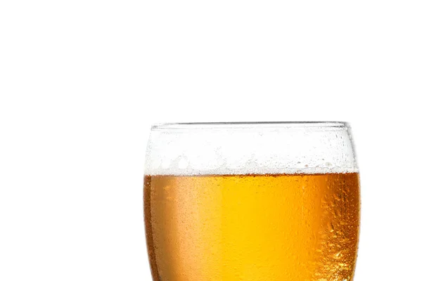 Szklanka świeżego piwa na białym tle, zbliżenie — Zdjęcie stockowe