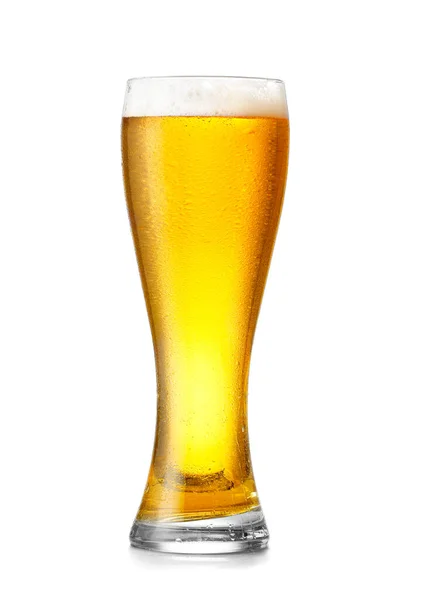 Glas av färsk öl på vit bakgrund — Stockfoto