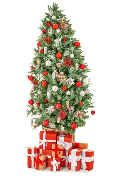 Hermoso árbol de Navidad decorado con regalos sobre fondo blanco —  Fotos de Stock