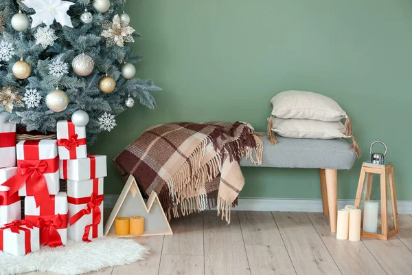装飾されたクリスマスツリーと部屋のインテリア — ストック写真
