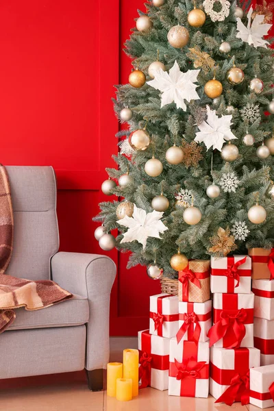 Interior do quarto com árvore de Natal decorada — Fotografia de Stock