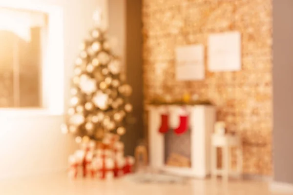 Interior de la habitación con árbol de Navidad decorado y chimenea, vista borrosa —  Fotos de Stock