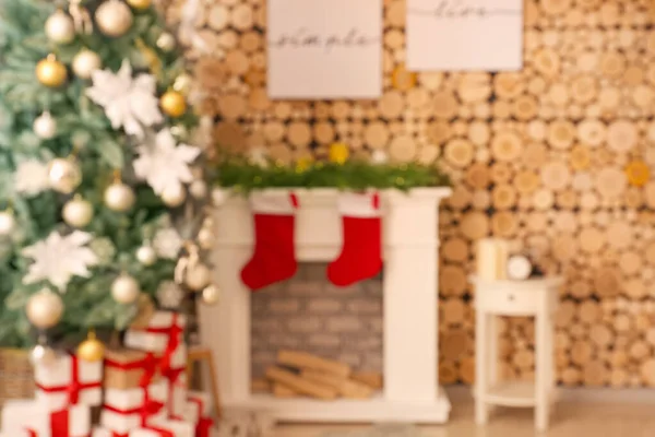 Interiör i rum med dekorerad julgran och öppen spis, suddig utsikt — Stockfoto
