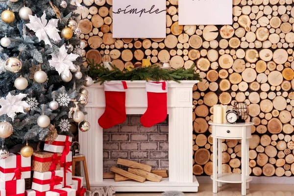 Innenraum mit geschmücktem Weihnachtsbaum und Kamin — Stockfoto