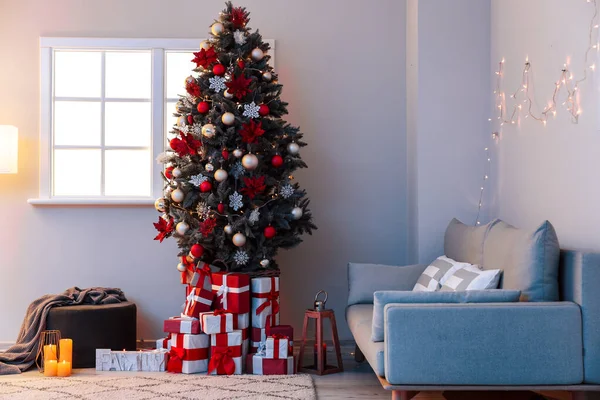 A szoba belseje díszített karácsonyfával este — Stock Fotó
