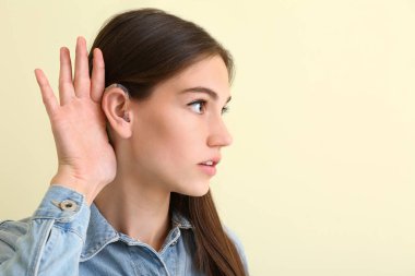 İşitme cihazı olan genç bir kadın.