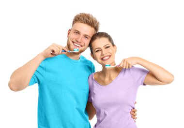 Beyaz arka planda dişlerini fırçalayan genç çift