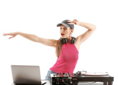 Kadın Dj beyaz arka planda müzik çalma