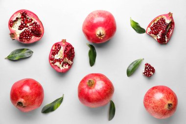 Beyaz zemin üzerinde olgun sulu nar