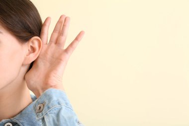 Renk arka plan üzerinde işitme sorunu olan kadın