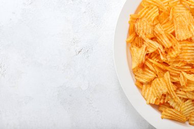 Tabakta lezzetli patates cipsi var.