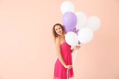 Renkli balonları olan güzel bir genç kadın.