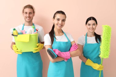 Temizlik malzemelerine sahip temizlik ekibi.