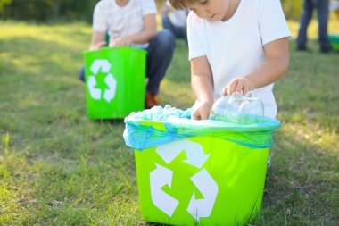 Dışarıda çöp toplayan insanlar. Geri dönüşüm kavramı