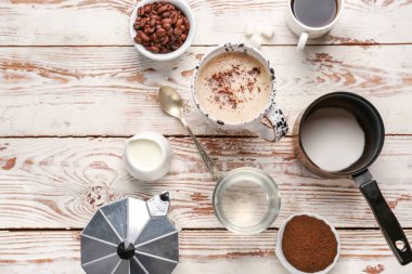 Beyaz ahşap arka planda su reklamlı kahve.