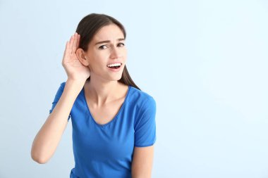 Renk arka plan üzerinde işitme sorunu olan kadın