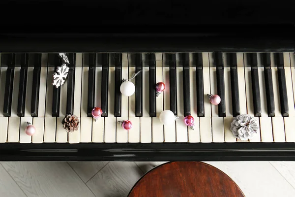 Piano with Christmas decor, top view — ストック写真