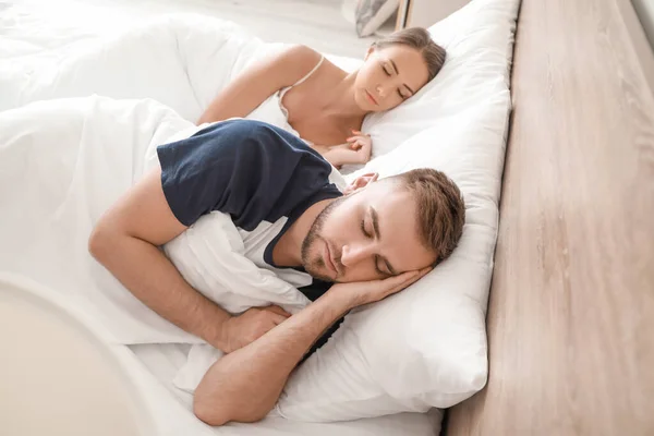 Matin de jeune couple dormant au lit — Photo