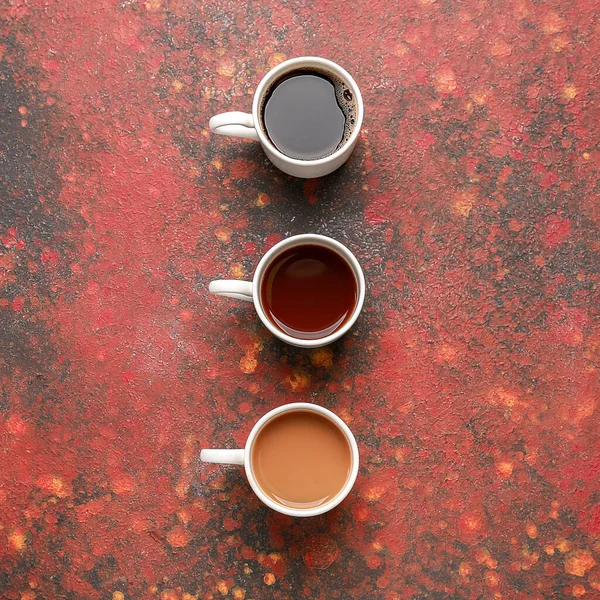 Tazas de café diferentes sobre fondo de color —  Fotos de Stock