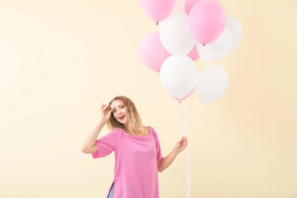 Hermosa mujer joven con globos en el fondo de color —  Fotos de Stock