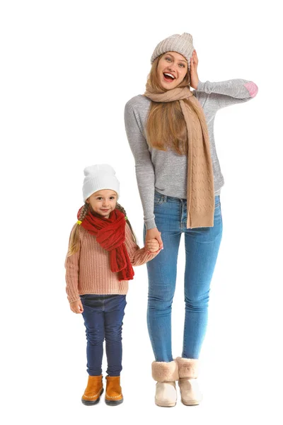 Retrato de madre e hija feliz en ropa de otoño sobre fondo blanco —  Fotos de Stock