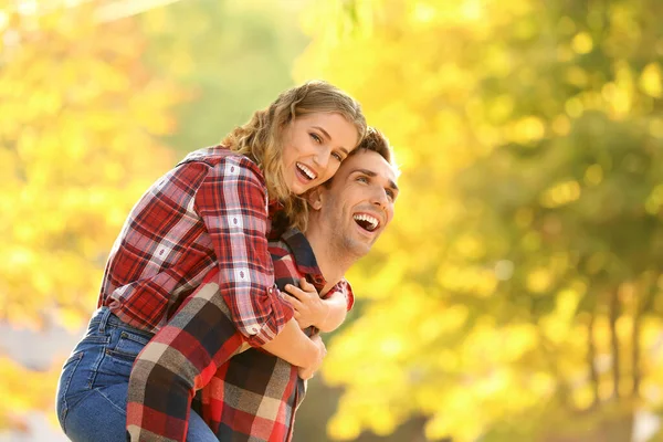 공원에서 낭만적 인 데이트를 하는 행복 한 젊은 부부 — 스톡 사진
