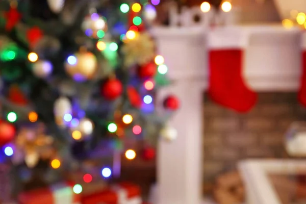Hermoso árbol de Navidad decorado en la habitación, vista borrosa —  Fotos de Stock