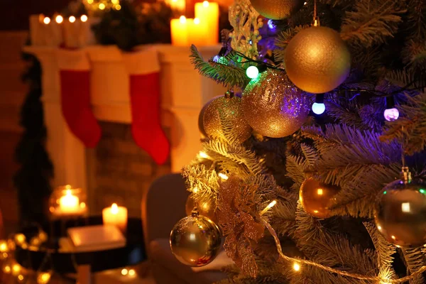 Schön geschmückter Weihnachtsbaum im Zimmer bei Nacht — Stockfoto