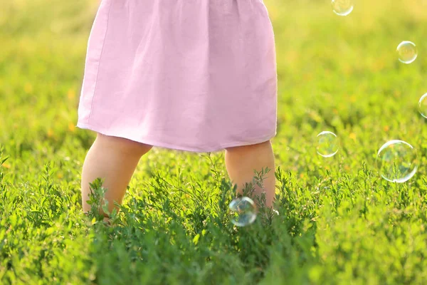 Aranyos kis baba a szabadban a nyári napon, közelkép — Stock Fotó