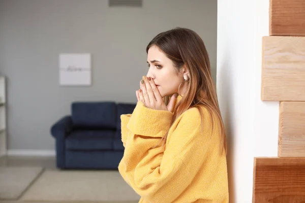 Portrait de jeune femme inquiète à la maison — Photo