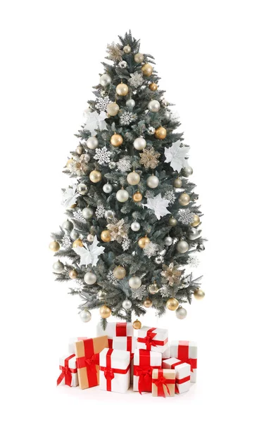 Bellissimo albero di Natale decorato su sfondo bianco — Foto Stock