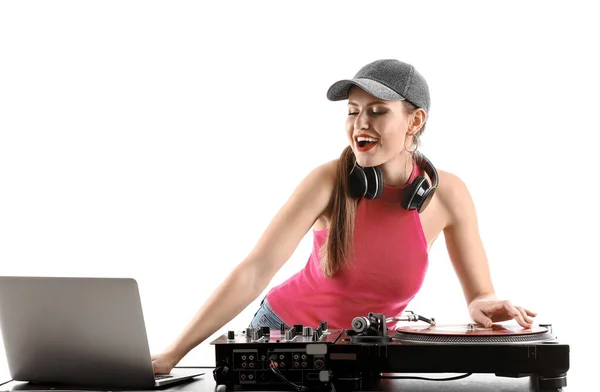 Kadın Dj beyaz arka planda müzik çalma — Stok fotoğraf