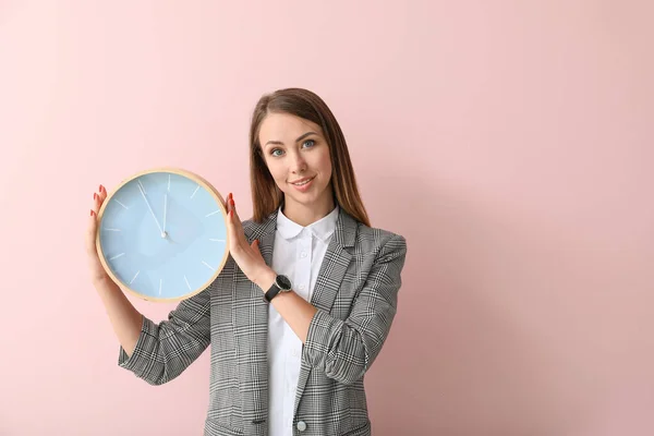 Joven empresaria con reloj sobre fondo de color —  Fotos de Stock