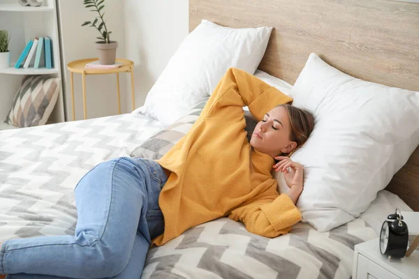 Beautiful young woman sleeping on bed — Stock Photo, Image