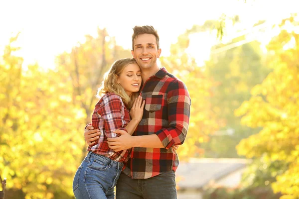 Gelukkig jong paar op romantisch date in park — Stockfoto