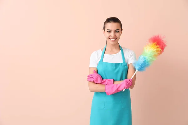 Kvinna vaktmästare på färg bakgrund — Stockfoto