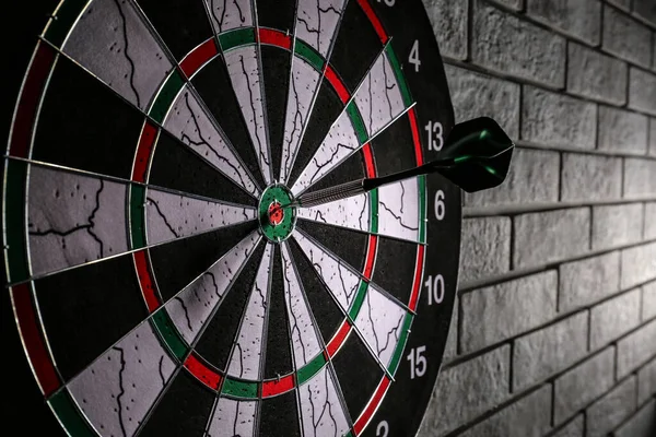 Darttavla med hit bullseye hängande på väggen — Stockfoto