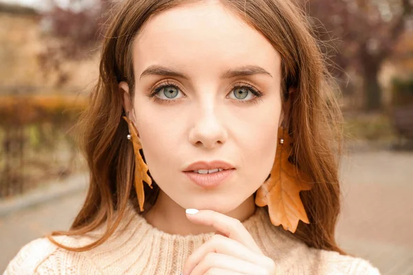 Portrait of stylish young woman on autumn day — Stock Photo, Image