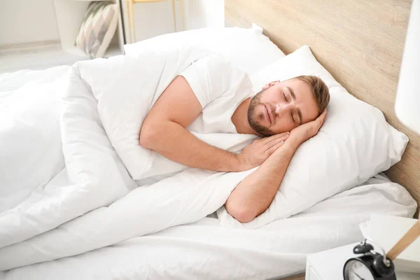 ベッドで寝てる若い男の朝 — ストック写真